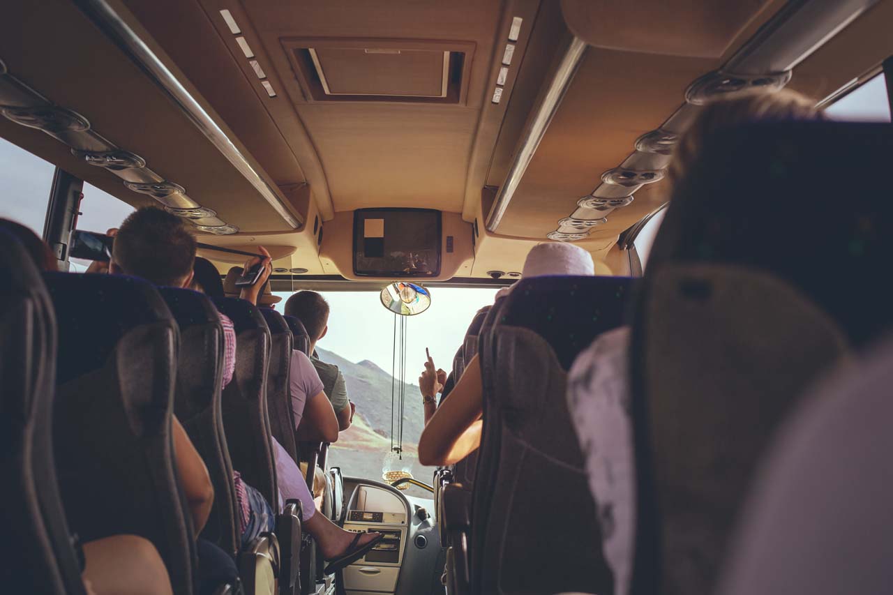 Bus mit Menschen auf einer Reise Pötz Reisen