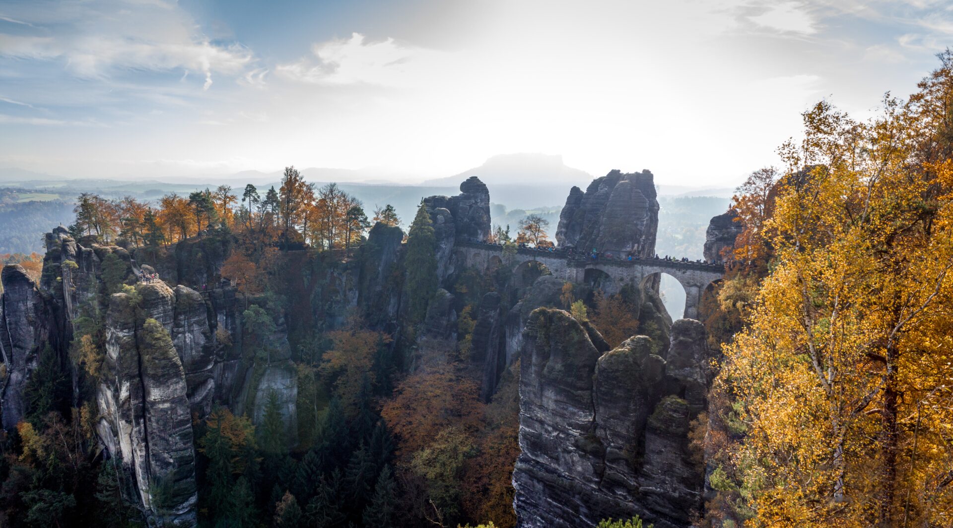 Sächsische Schweiz Felsen Felsformation Herbst Wald Bäume Steinbrücke Sonnenschein